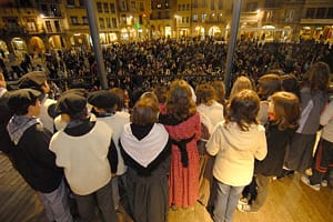 Momento del recital de villancicos interpretados por los alumnos de los centros escolares de Estella en el quiosco de la plaza de los Fueros.