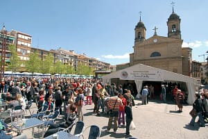 Panorámica de la plaza de los Fueros durante la mañana de la degustación gastronómica en la plaza de los Fueros.