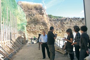 El arqueólogo Mikel Ramos explica en qué está consistiendo la consolidación de una parte de la muralla de San Miguel.