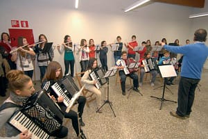 Los alumnos de la escuela de música participaron activamente con su voz e instrumentos en la celebración de Santa Cecilia