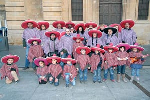 Una cuadrilla de amigos con sus hijos disfrutó de la tarde vestidos de mexicanos