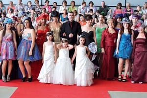 Imagen de grupo con todas las modelos que desfilaron por la alfombra roja