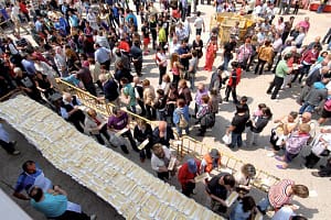 Imagen de archivo de la celebración del Día del Espárrago el año pasado. La degustación popular se mantiene en la plaza del pueblo