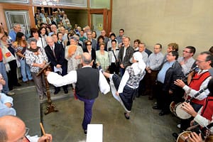 Un aurresku abría el homenaje en el zaguán del Ayuntamiento