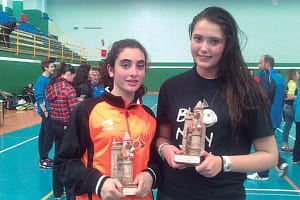 Marta Irurzun y Puy Iriberri muestran sus trofeos
