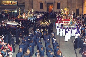 Panorámica de la plaza de los Fueros de Estella momentos antes de la entrada en la iglesia de San Juan de los pasos de la Procesión