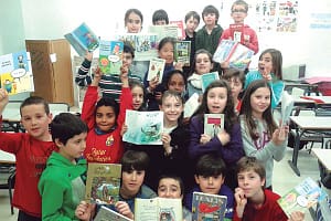 Los niños y niñas mostrando sus libros