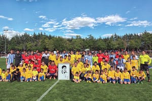 Jugadores de Osasuna y la Real y los del club Ondalán rindieron homenaje a Xabi Flores