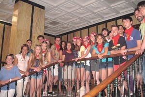 El grupo de jóvenes de intercambio en las escaleras del Ayuntamiento de Estella