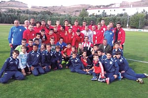 Los jóvenes sopicones junto con los jugadores del Athlético de Madrid