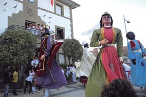 La comparsa de gigantes de Estella bailó en Ayegui justo después del cohete