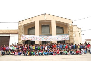 La práctica totalidad del alumnado de las escuelas rurales de Tierra Estella se reunió en Oteiza en una jornada lúdica y de encuentro