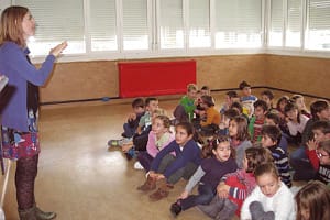 Alumnos de Infantil atienden un cuento en lenguaje de signos que otra profesora fue traduciendo