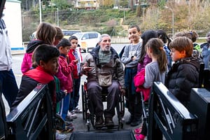 Javier Vergara, presidente de Amife, muestra a alumnos de Remontival el uso de una silla de ruedas. Foto cedida.