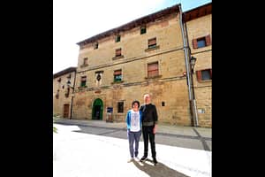Mariola Roa y Alberto Fernández, ante la fachada del albergue de peregrinos que acaban de abrir en Mañeru.