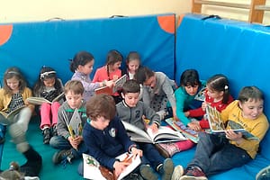 Alumnos disfrutando de la lectura en la feria del libro.