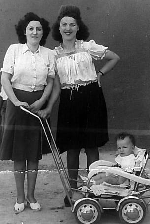 31. 1945. Pedro Maestu, Irene Moreno y Aurelia Moreno.