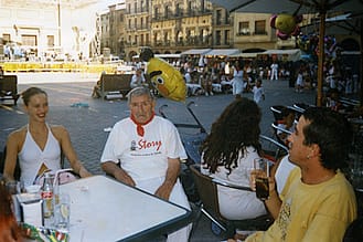 Fiestas de 2002. Jesús Ruiz y su nieta Itxaso e Ismael Etayo.