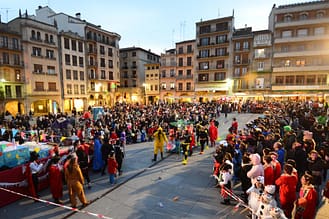 Vista general de la plaza de los Fueros durante el desfile de disfraces.