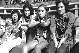 1971. En la plaza de toros, las amigas Emilia Mari Lamaisón, Mª Asun Domblás, Puy Santamaría y Begoña Azanza.