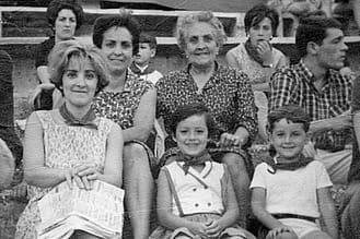 1970. Detrás, Consuelo López junto a su madre María Arruti. Delante, Milagros López, su hija Ana Espiga y su sobrino Fernandito.