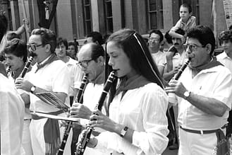 1983. En primer término, Ana Mañeru, la primera mujer en la historia de la banda de Estella. A la izquierda, Miguel Abáigar y, a la derecha, Antonio Abáigar.