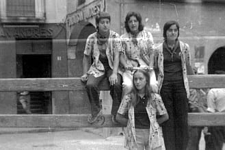 1971. En el tablado de la plaza Santiago, Puy Zugasti, Mariasun Domblás, Mariví Elisalt y Puy Santamaría.