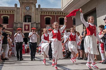 Un momento de la actuación del grupo de Danzas Virgen del Puy y San Andrés, tras el lanzamiento del cohete. Fiestas de Estella de 2019.