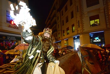 Una rápida llegada de los Reyes a la plaza marcó la cabalgata de Estella