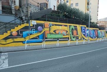 Un colorista mural en Zalatambor da la bienvenida en la entrada de Estella