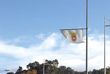 Una bandera y cinco escudos de Estella para decorar la ciudad