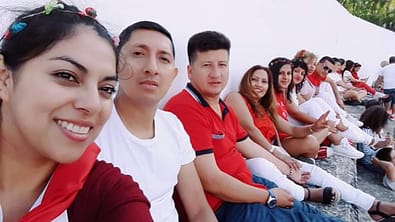 En la plaza de toros, el grupo de amigos formado por Yadi, Jorge, Stalin, Lupe, Brigite y Sonia. Fiestas de Estella de 2019.