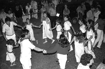 13. 1981. Bailando en la plaza. Manolo y Joaquín Jordana con la familia.