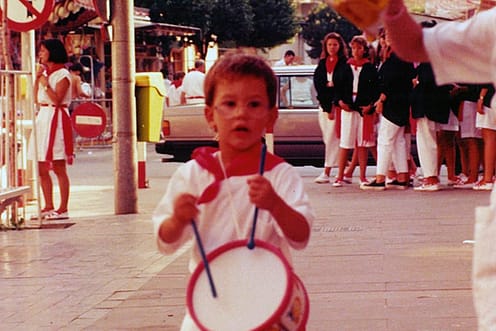 Década de los 90. Jon Ander Aguilella tocando el tambor.