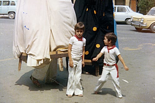 Fiestas de 1977. Los hermanos Raúl y Roberto López, con 6 y 4 años, respectivamente, junto a los gigantes de la comparsa antigua en la zona del ayuntamiento.