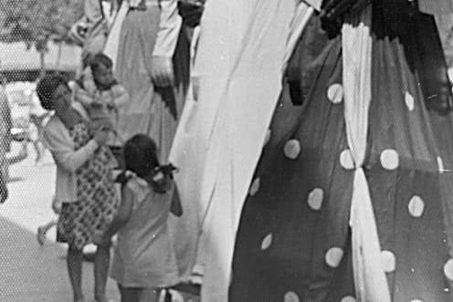 1968. En la imagen los gigantes y al lado Carmen Montoya con sus hijos Ana y Víctor.