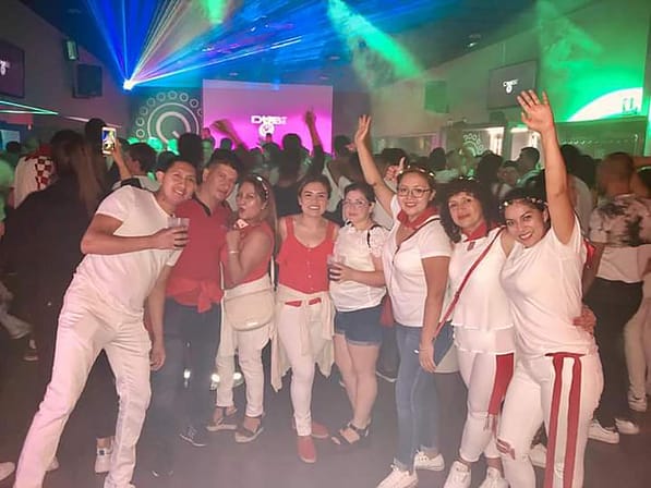 Los amigos Jorge, Stalin, Lupe, Paty, Mayra, Karla, Sonia y Yadi, en el café-teatro Gavia. Fiestas de Estella de 2019.