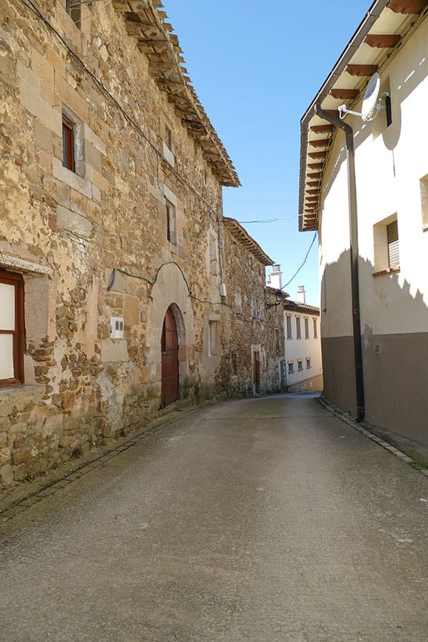 Las calles del pueblo destacan por algunas casas blasonadas, con grandes portalones arqueados del siglo XVI.