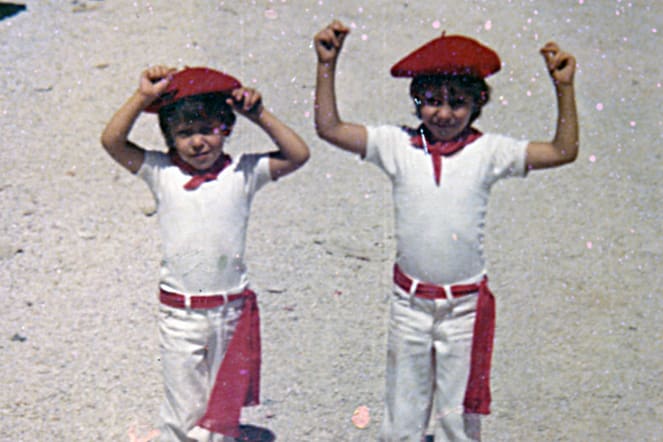 Fiestas de 1977. Roberto (izda.) y Raúl López (dcha.), preparados para la fiesta.
