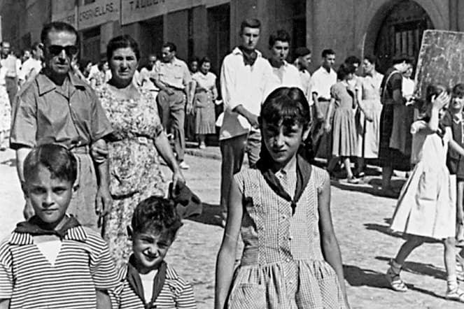 FOTOS ANTIGUAS1958. Los hermanos Ángel, José Manuel y Conchi Carretero en la cuesta Entrañas, delante del Taller de Afilado Casanellas.