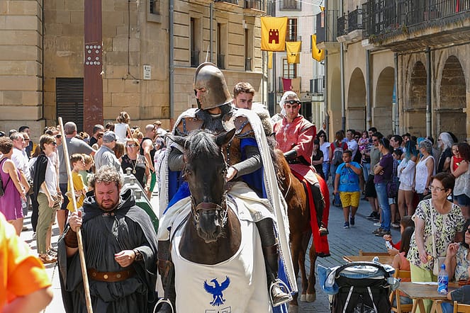Caballeros medievales recorrieron las calles de la ciudad.