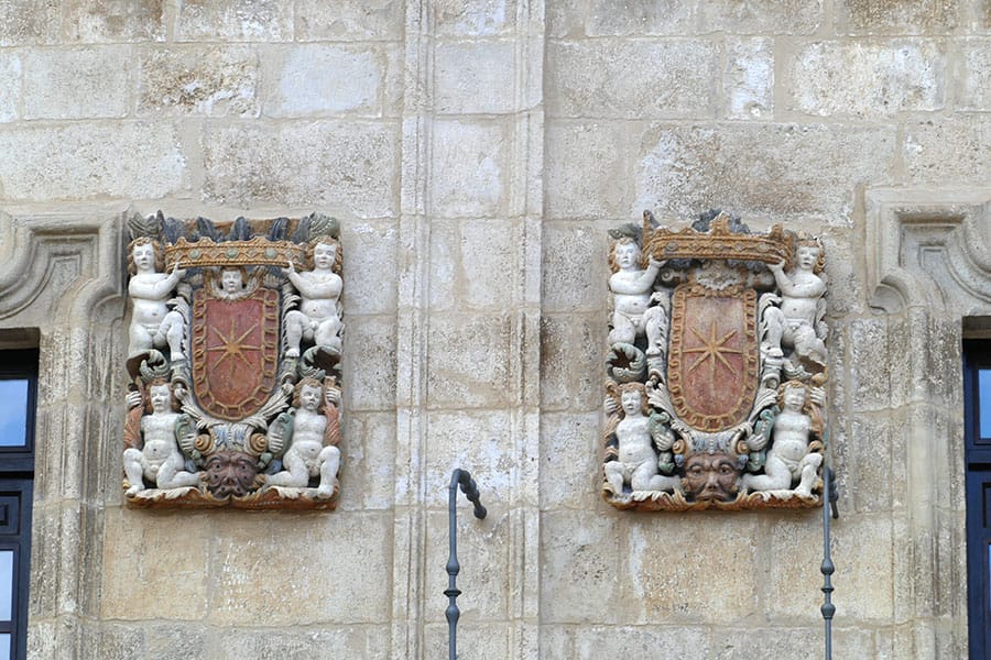 Escudos de la fachada del antiguo ayuntamiento y juzgado de Estella-Lizarra.