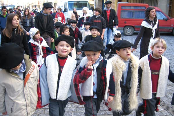 Los niños cantaron a Santa Águeda