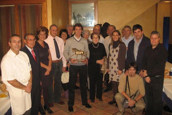 Pablo Hermoso de Mendoza recibe el trofeo de Triunfador de la Feria 2010