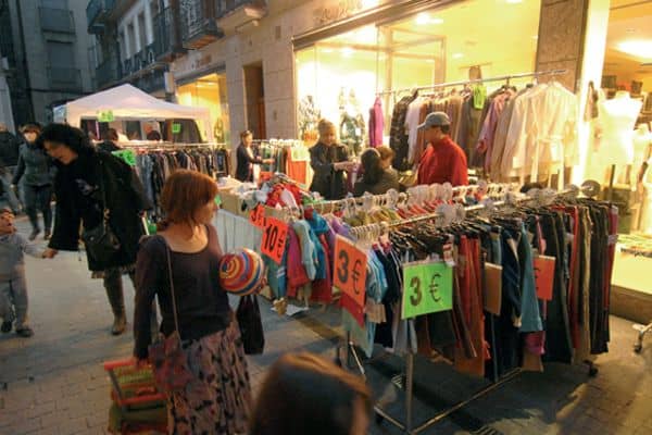 Treinta y tres comercios sacaron su género a la calle en la V Feria de Stock