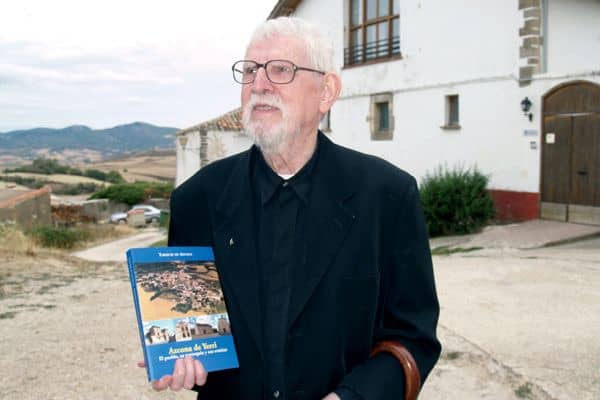 El historiador Tarsicio de Azcona presentó su libro  ‘Azcona de Yerri. Su pueblo, su parroquia y sus ermitas’