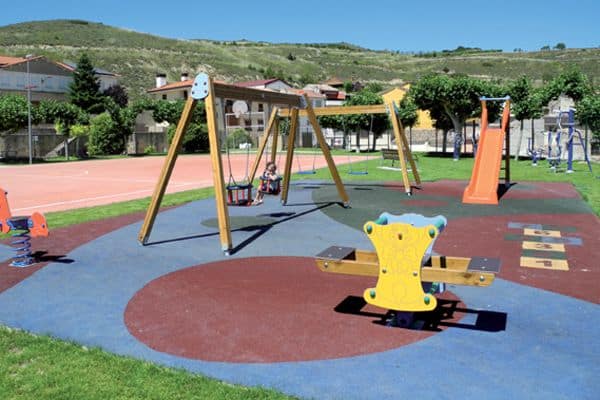 Arróniz estrena campo de futbito, parque infantil y espacio biosaludable