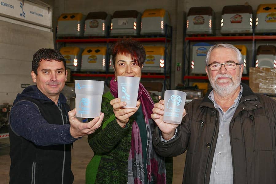 Vasos reutilizables para fomentar el reciclaje y la salud