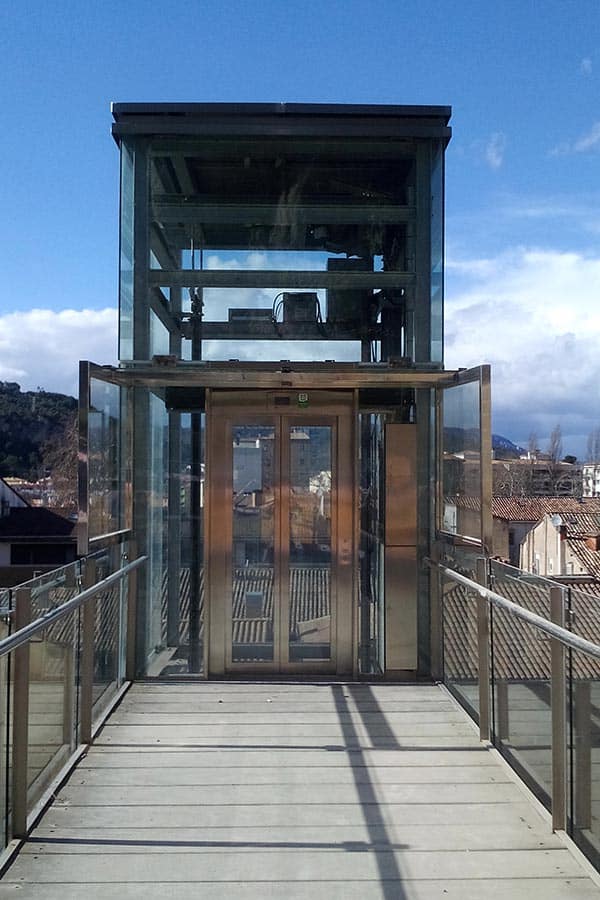 El Ayuntamiento no descarta reemplazar los ascensores de San Pedro y de Lizarra ante las continuas averías