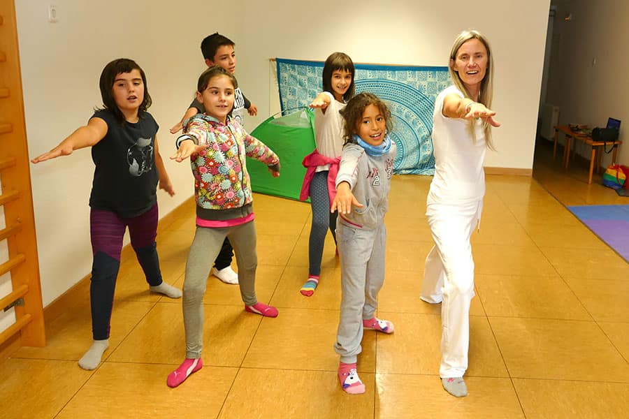 PRIMER PLANO – Loreto Jordana – Profesora de Yoga – “Compartir la práctica con niños es un placer y un aprendizaje continuo”